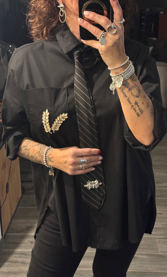 Chemise noire cravate rayée
